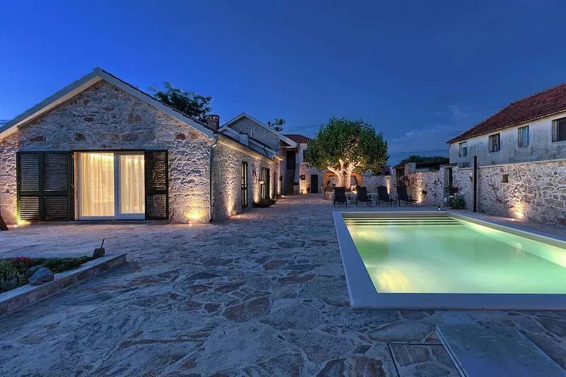 Holiday House Oliva - with a private pool and 10 min to the beach
