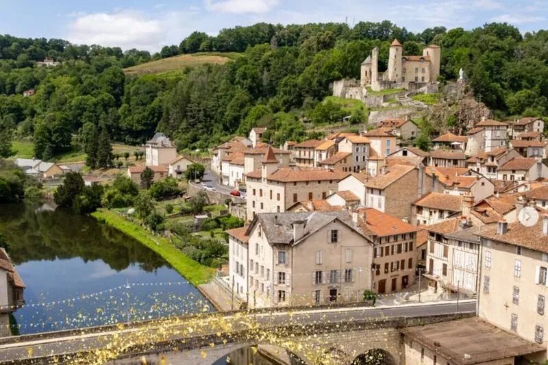 Authentic farmhouse near a lake and the Cantal mountains.