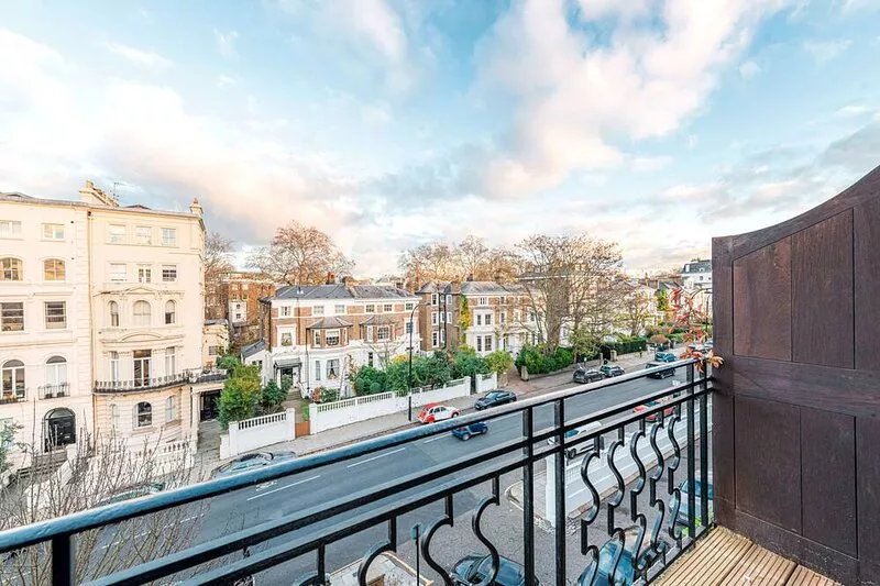 Newly Renovated Notting Hill Luxury Spacious Top Floor One Bedroom Flat