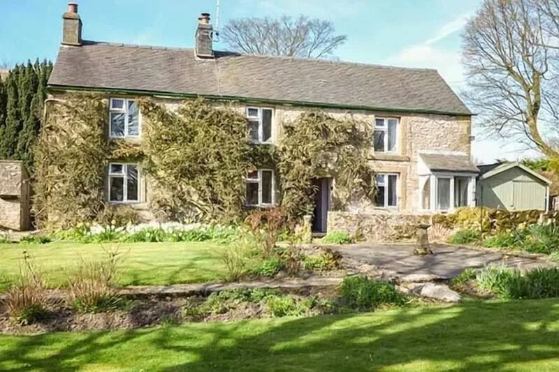 CHURCH VIEW, family friendly, character holiday cottage in Biggin