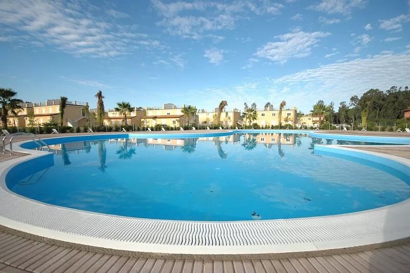 High-Speed Internet, large roof terrace (& outdoor kitchen), two beds, two bath.