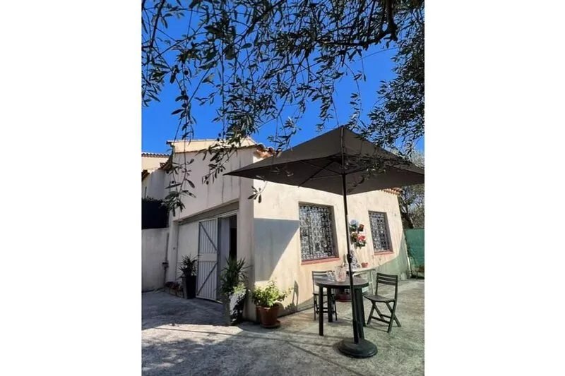 Adorable studio (sleeps 3) with parking and outdoor space