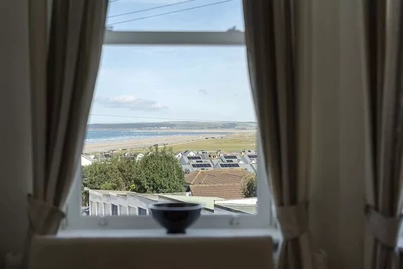 Modern Apartment, Private Parking, Walk to Beach!