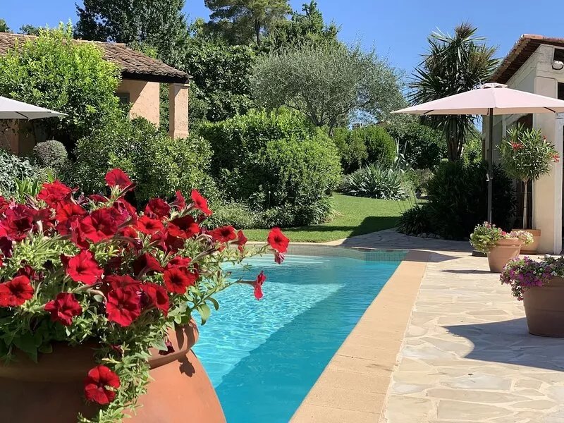 Beautiful Villa with 4 Bedrooms, 4 Bathrooms, Large Pool, Private Gardens.