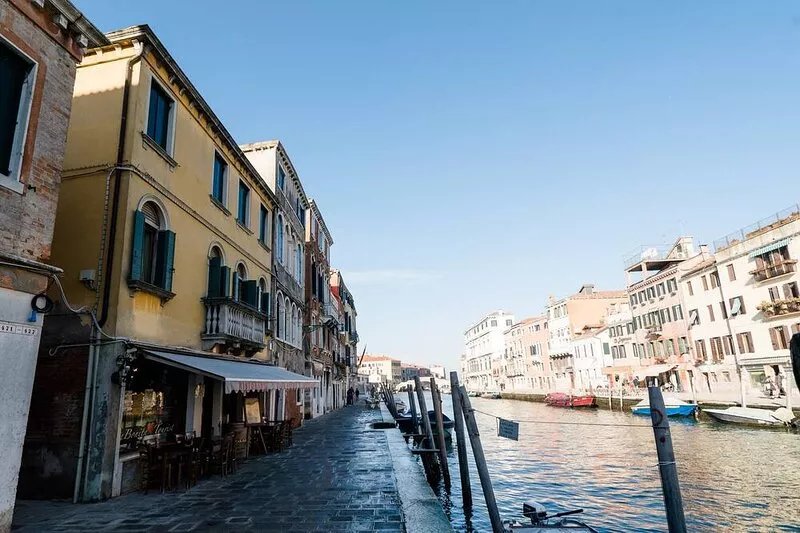 Stylish living: newly renovated apartment in Palazzo with balcony and canal view