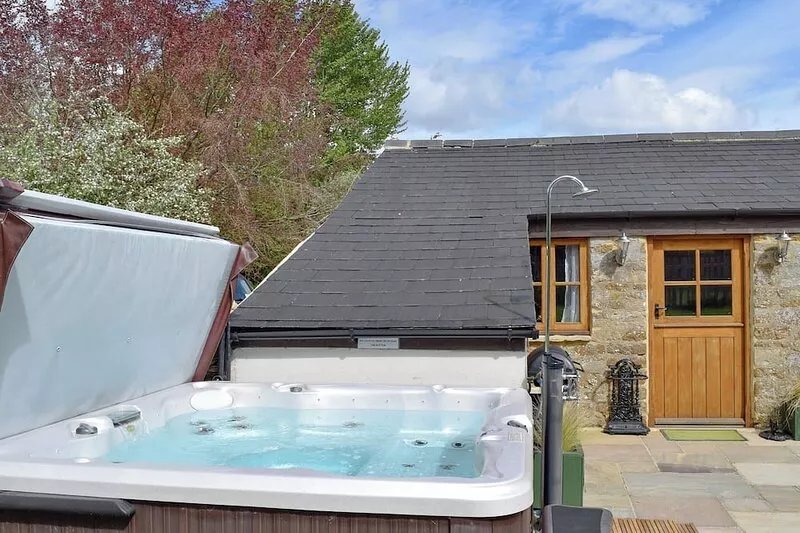For the ideal sightseeing break, this cosy cottage enjoys its own private hot