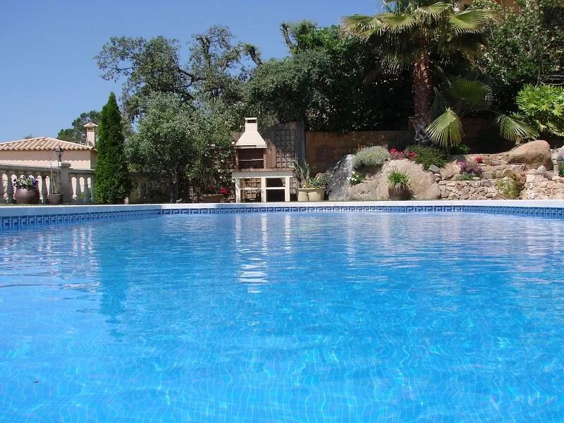 Large Villa with Heated pool 2km from beach suitable for families and groups