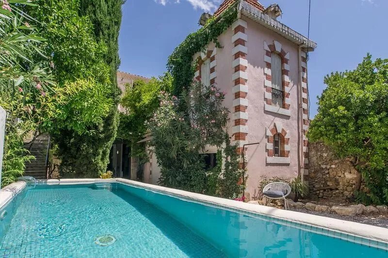 Characterful Vigneron centre Village close to vineyards Pezenas & beaches
