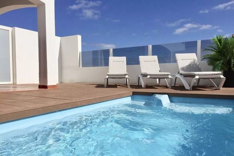 Modern villa on the golf course with stunning views, Wifi and heated pool