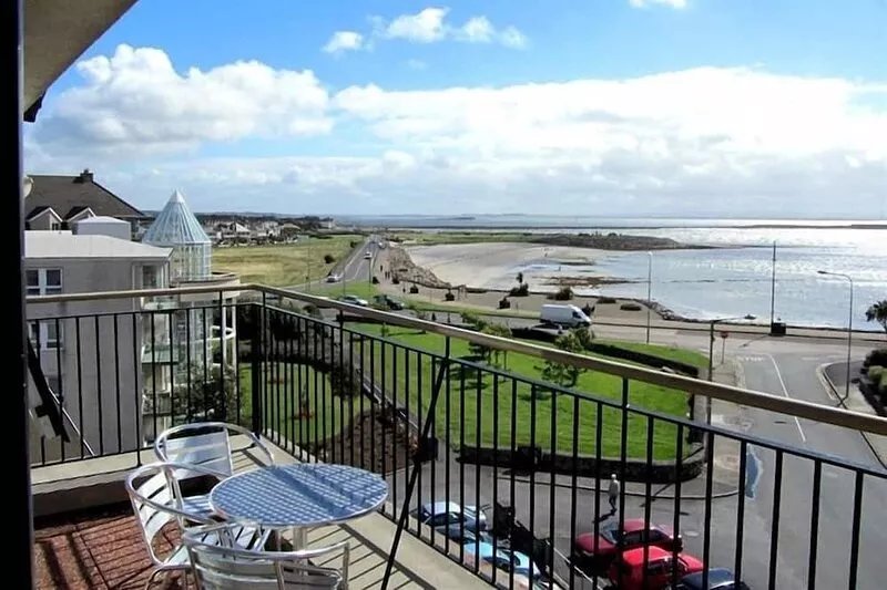 4-Star Holiday Home Seaside Location on Galway Bay Near City