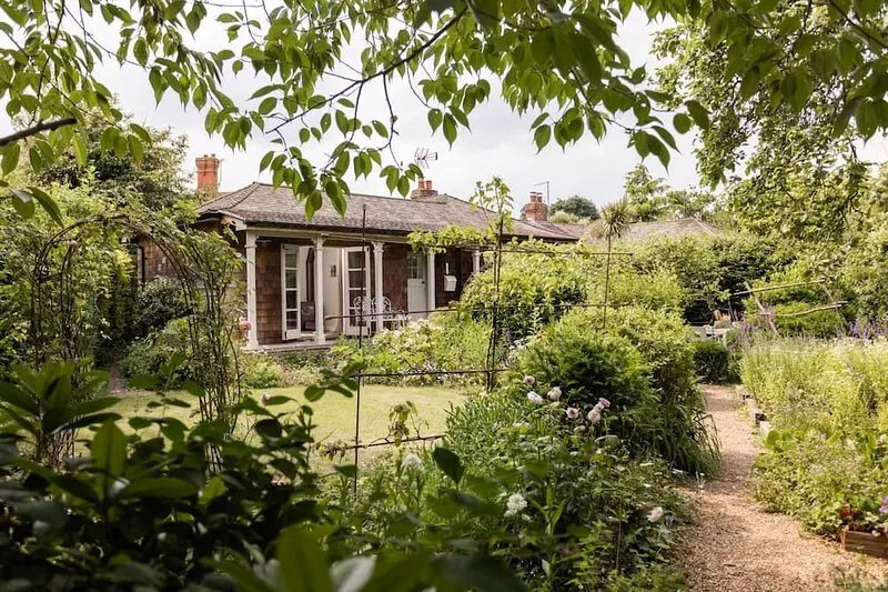 Mafeking by inspirestays-com - a cottage that sleeps 6 guests in 3 bedrooms