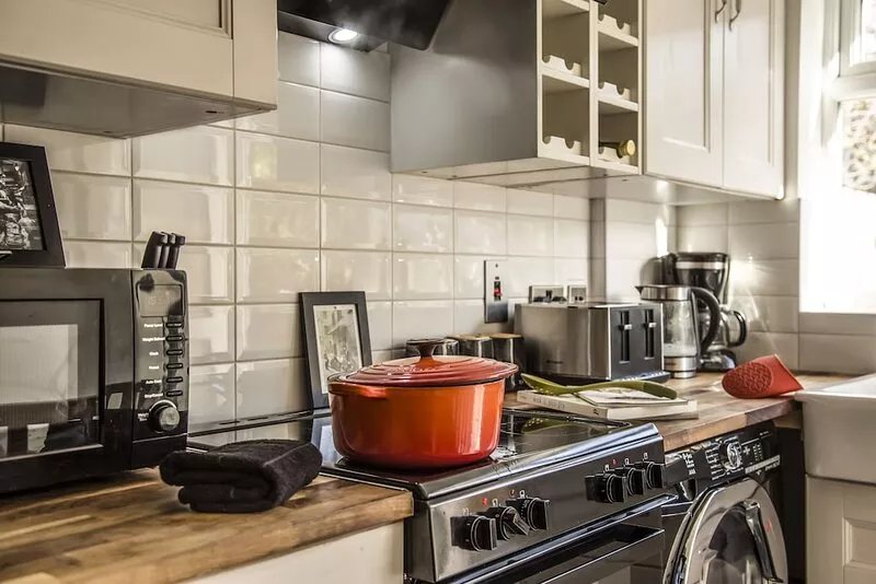 HUGE North London 6 Bed Home, sleeps 13. Free Parking