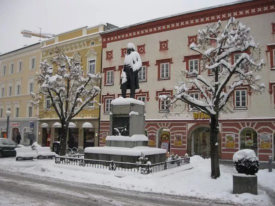 Stelzhamerplatz & Denkmal