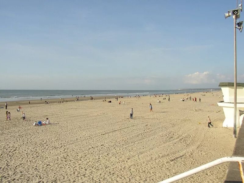 Spacious house in Cucq, nr Le Touquet, 5 miles. Enclosed garden. Beaches 3 miles