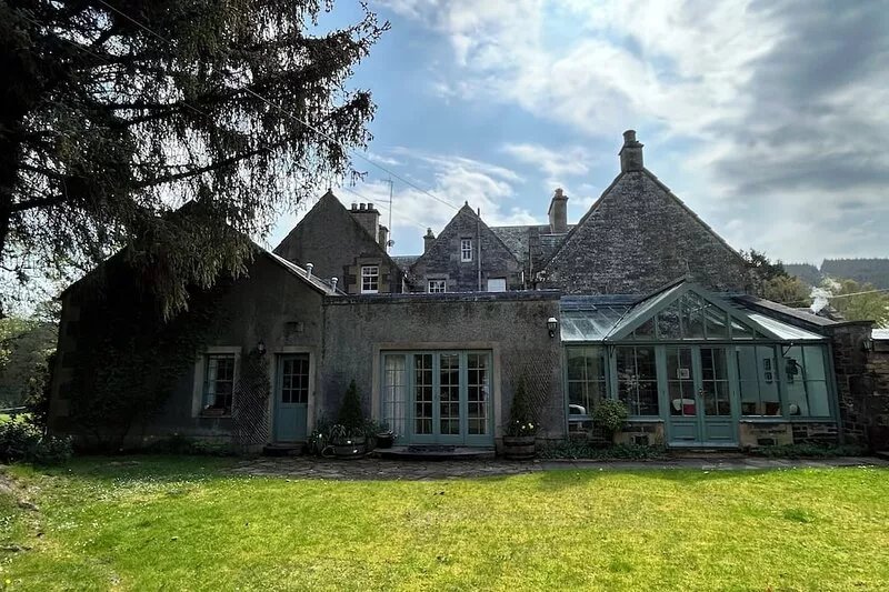 Charming rural retreat in beautiful gardens