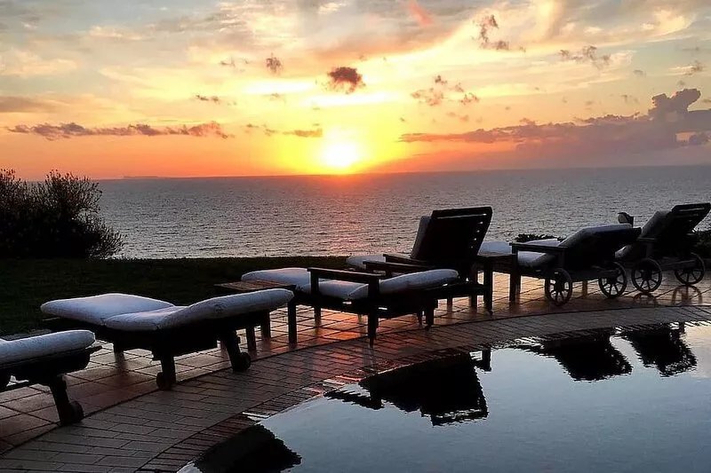Villa Alisea: A splendid two-story villa located on a hillside, facing the sea