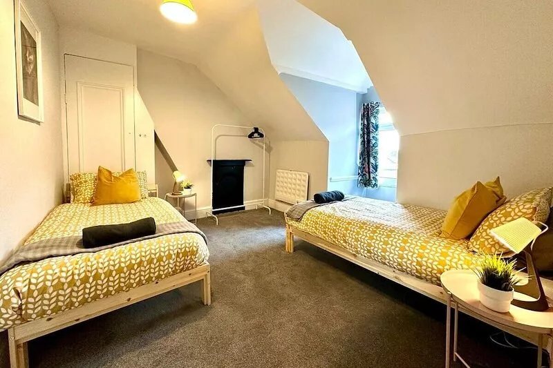Massive 4 bedroom Duplex Apartment + Free Parking