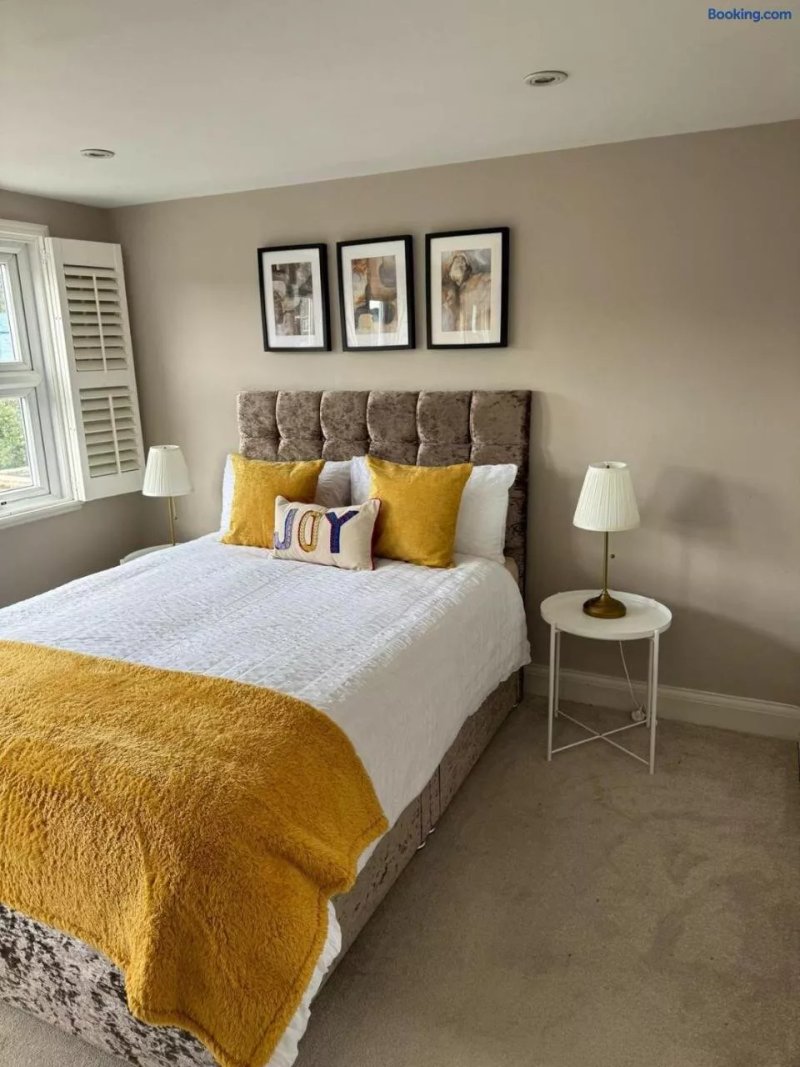 Brentford Guest Rooms
