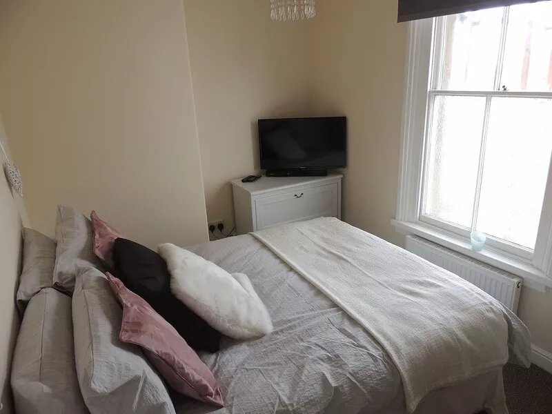 Comfy, 3 Bedroom Apartment, Sleeps 6