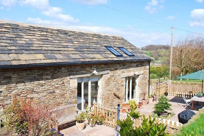 2 bedroom accommodation in Almondbury