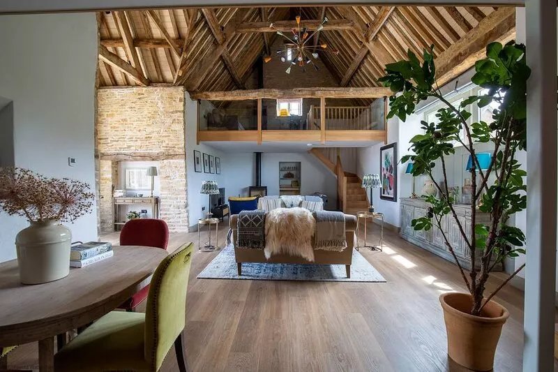 Charming Rustic Elegance: Berry Farm - A Luxurious Countryside Retreat for Ten
