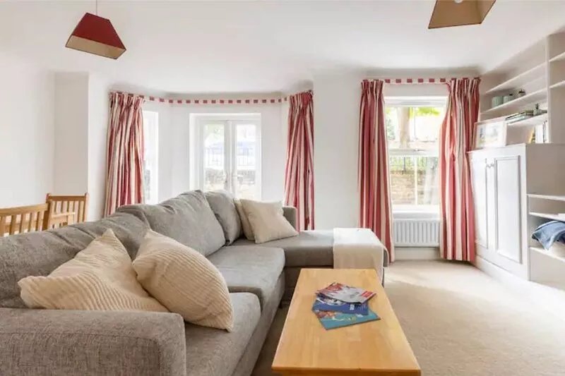 2 Bedroom Modern Flat with close to Public Transport and free off-street parking