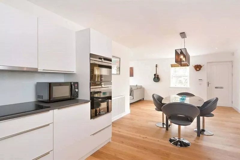 Westview - New build modern apartment in the heart of town