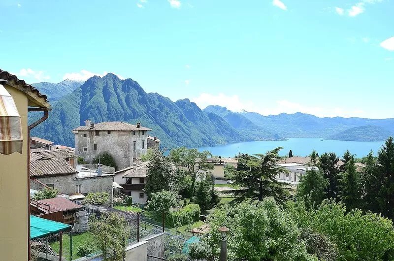 House LA TERRACE - Large house with lake view, 3 bedrooms, sleeps 8