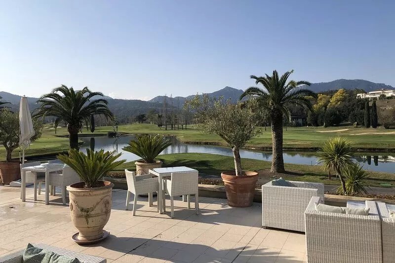 3 Bedrooms, 6 Guests, Pool, Parking, Beach, Golf and Shops Close at Hand
