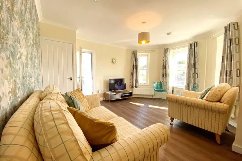 Spacious, one bedroom, pet friendly apartment with large terrace overlooking