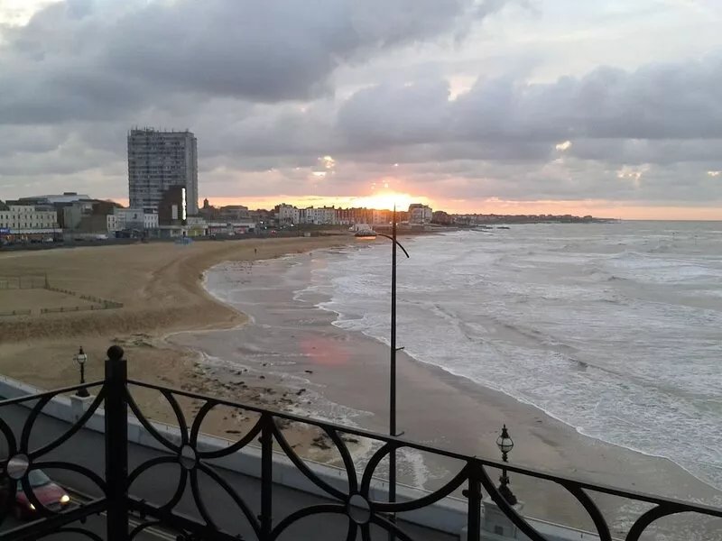 Apartment with Sea Veiws 5-10 min walk from Dreamland, Margate.