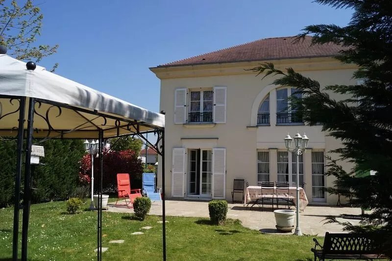 Villa with 1100 square garden, Peaceful Location