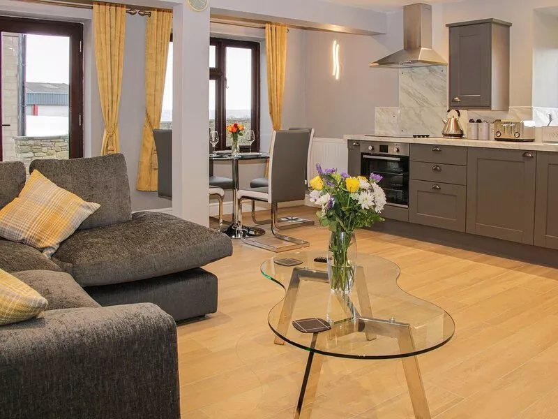 ALDERS VIEW COACH HOUSE, romantic, with open fire in Craven Arms
