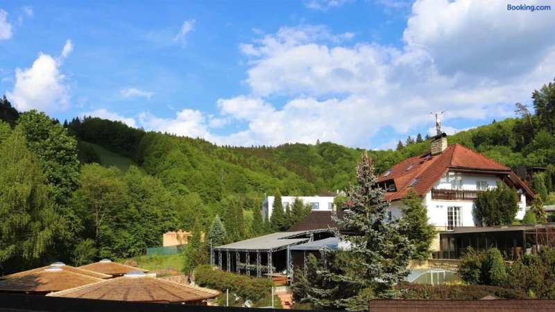 Glamp V Hluboke - Yurts and Wooden Houses