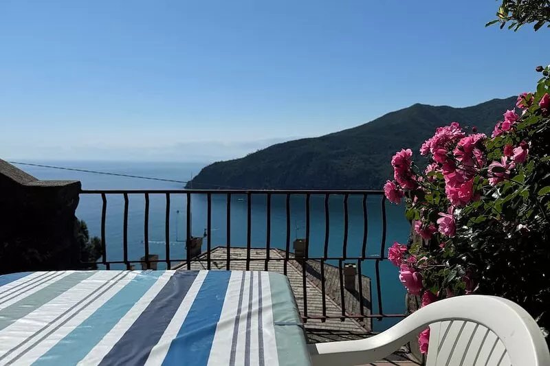 House sleeps 6-8 with terrace between cinque terre and portofino