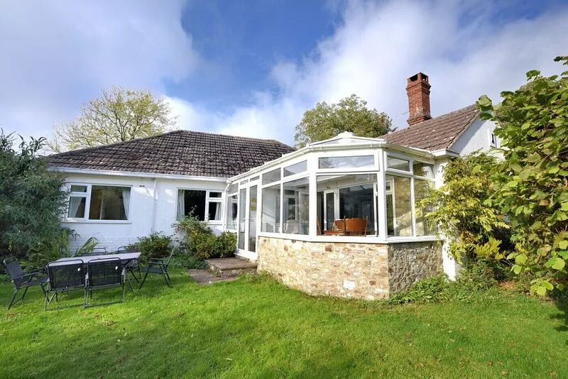 ROOKS ACRE, pet friendly, with open fire in Lyme Regis
