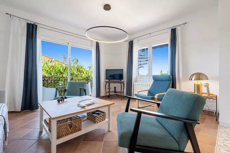 Beautiful house with large garden and pool - ideal for families and groups!