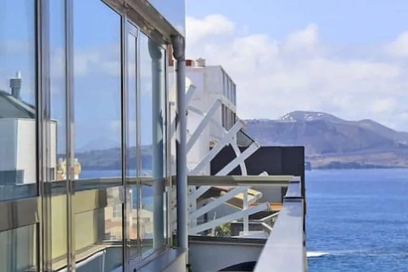 Amazing penthouse with sunny terraces next to the beach. Design Totally private