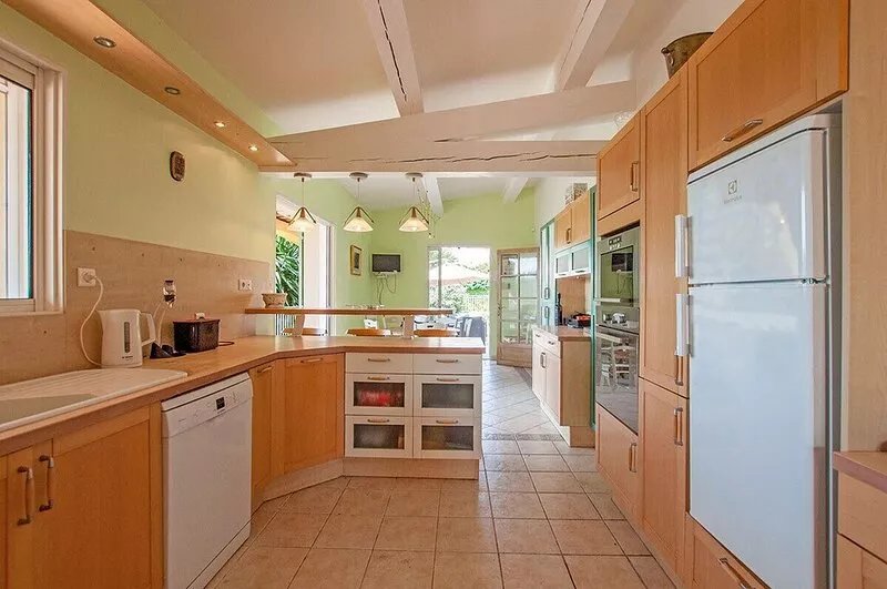 Stunning villa with salt water infinity pool, terrace bar, kitchen & pizza oven.