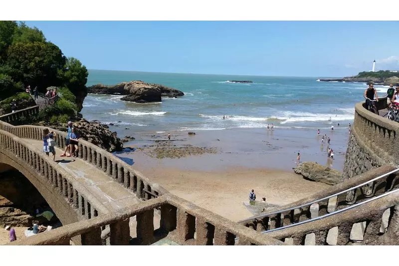 Biarritz St Charles. Quiet garden, Walking distance to beaches and golf course