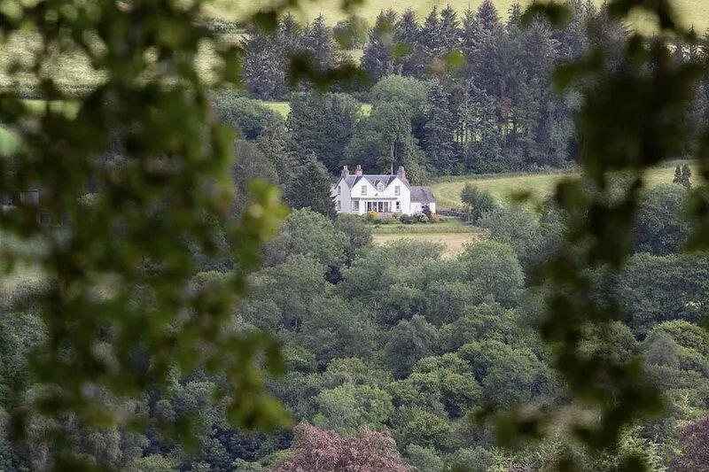 6-bedroom farmhouse in spectacular rural highland location