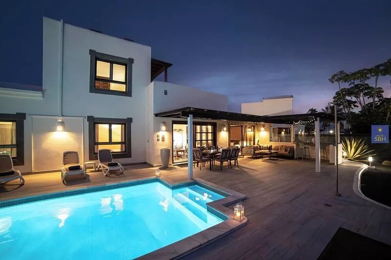3 bedroom 3 bathroom, Beautiful Villa with Hot Tub and Air Conditioning