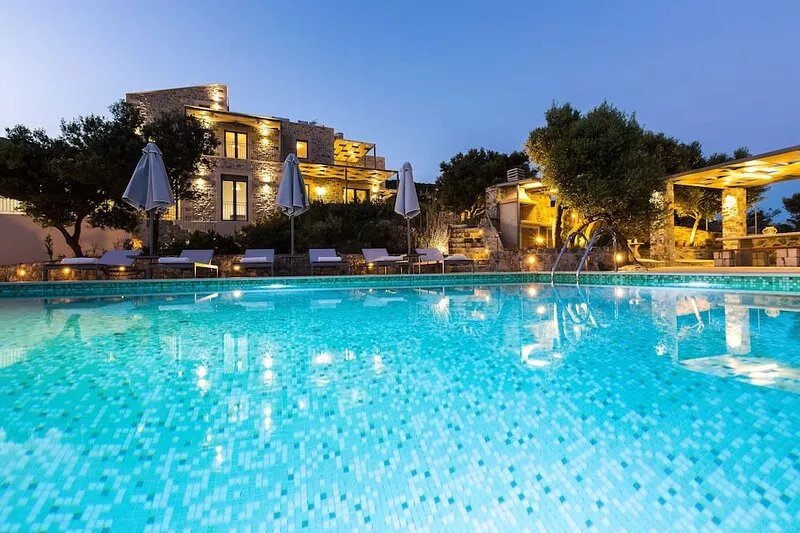 Amazing sea views, heated pool, near the Beach