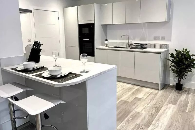 Luxury 3 Bed House w Parking & Garden 2