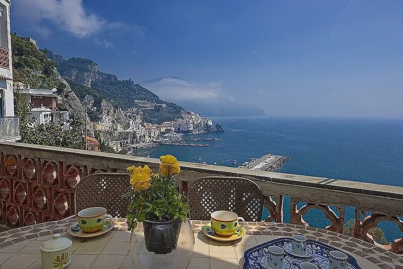 Casa Costabella is a cozy and welcoming apartment located on the high coast in