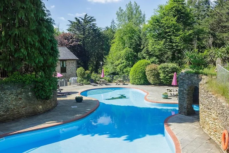 Gatehouse West set in the beautiful Colmer Estate with indoor and outdoor pools.