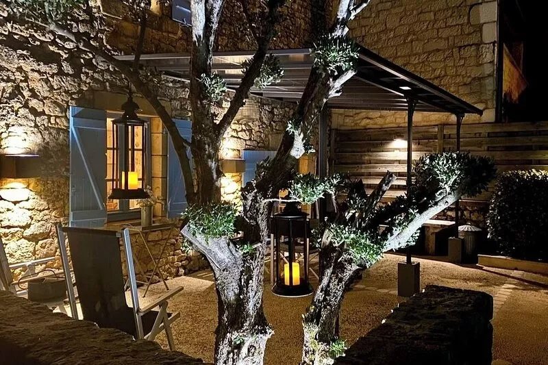 Splendid stone house private swimming pool, garden in the center of Domme