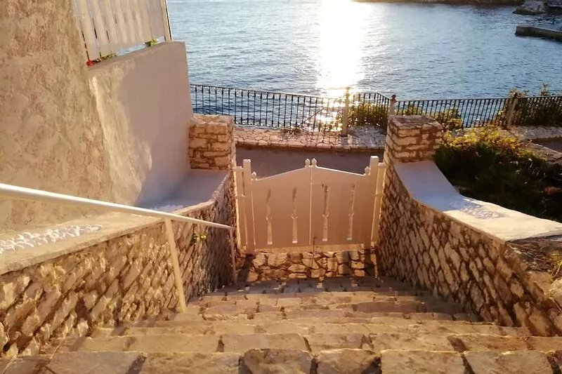 Sea Rose Apartment - Less than 2 minutes away from ALL amenities