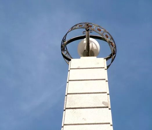 El Obelisco Del Trimilenario