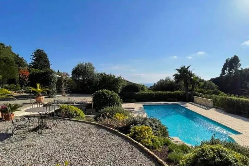 Villa with pool, walking distance to the beach